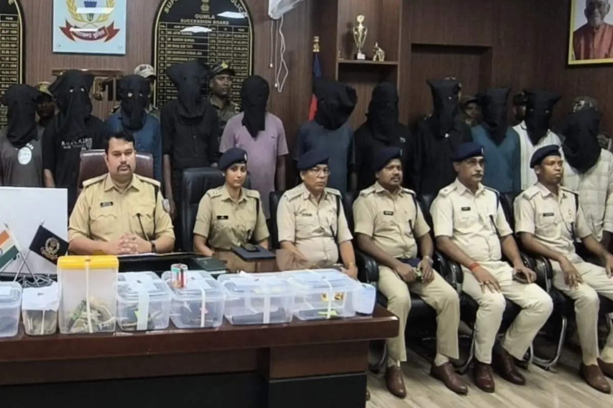 Major crackdown by Gumla Police: 11 criminals from the inter-state ‘Korai Gang’ arrested; weapons and looted jewelry recovered.