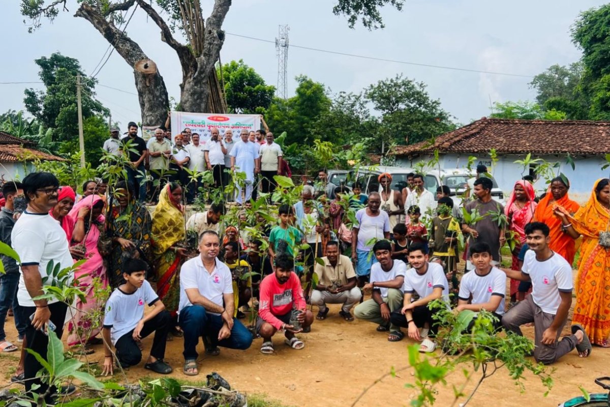 Sarveshwari Samooh distributed 250 saplings in Koinjara, Gumla, and raised awareness among villagers about environmental conservation.