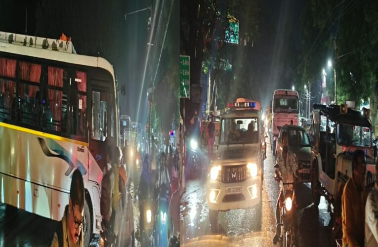 Simdega: Anger flares up after buses bound for Ranchi are stopped.
