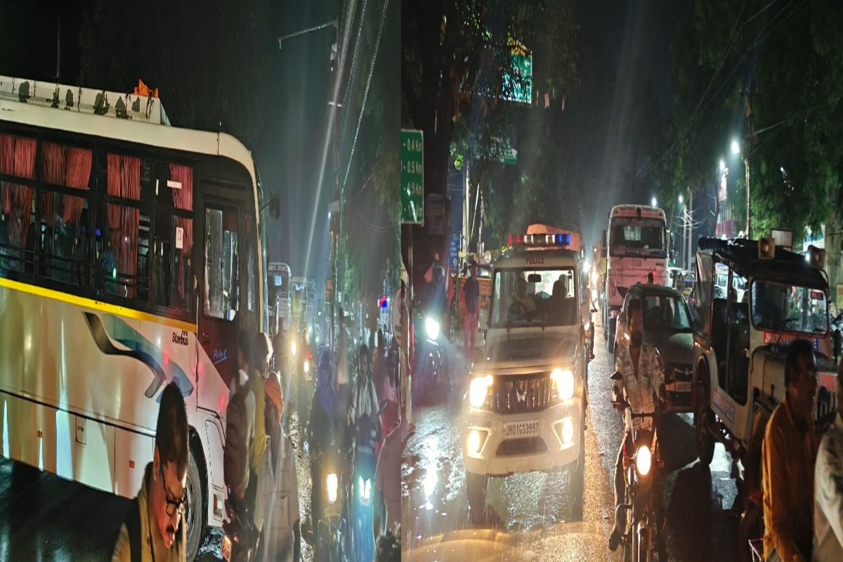 Simdega: Anger flares up after buses bound for Ranchi are stopped.