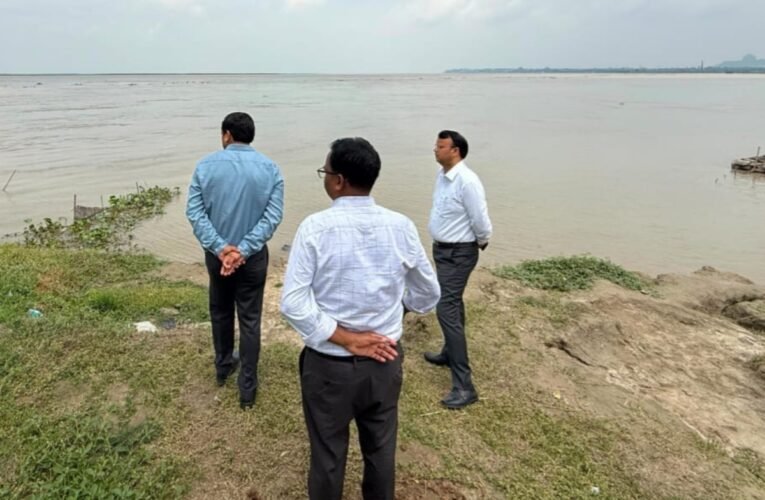 गंगा का जलस्तर बढ़ा, साहिबगंज डीसी ने घाटों का किया निरीक्षण