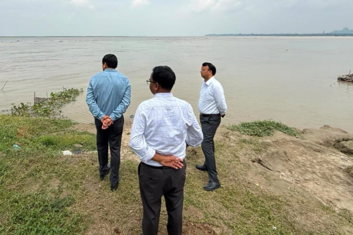 Ganga water level rises; Sahibganj DC inspects the ghats.