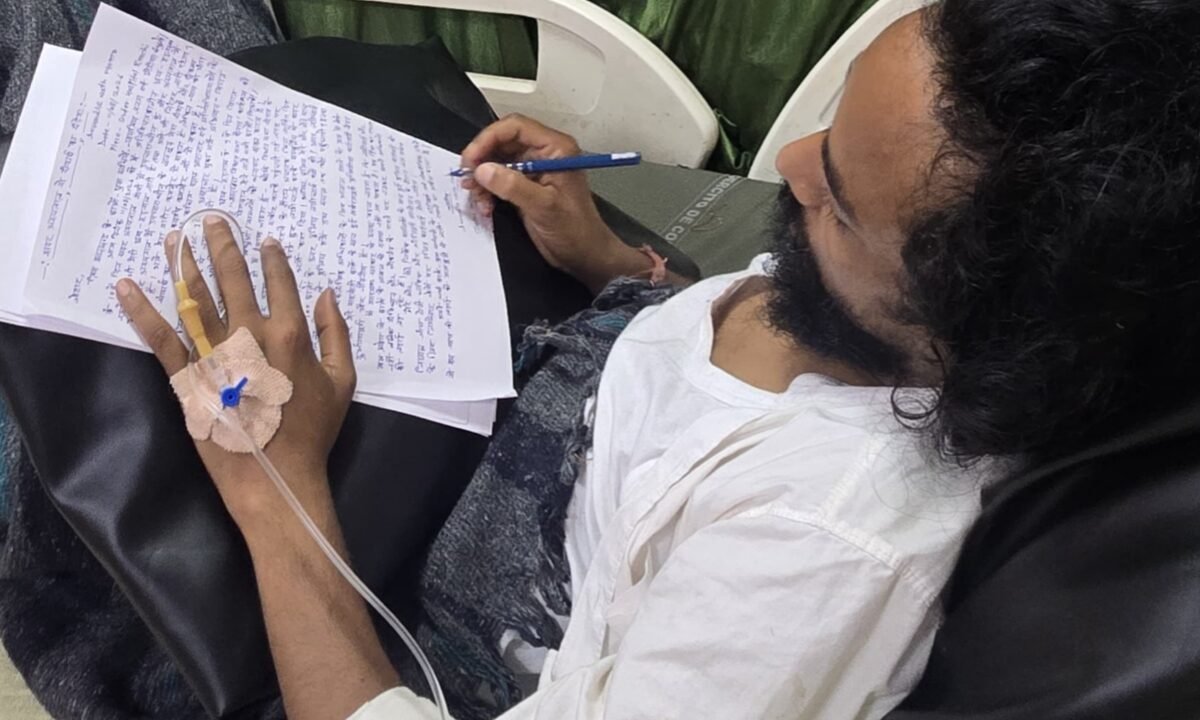 JPSC-JSSC Protest: Devendra Nath Mahto's hunger strike continues for the 11th day despite his hospitalization; he had boosted the students' morale by arriving on a stretcher.