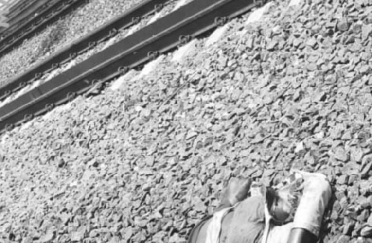A young man from Chatra died a tragic death after being run over by a train in Andhra Pradesh; his helpless family has appealed for help to bring back his body.