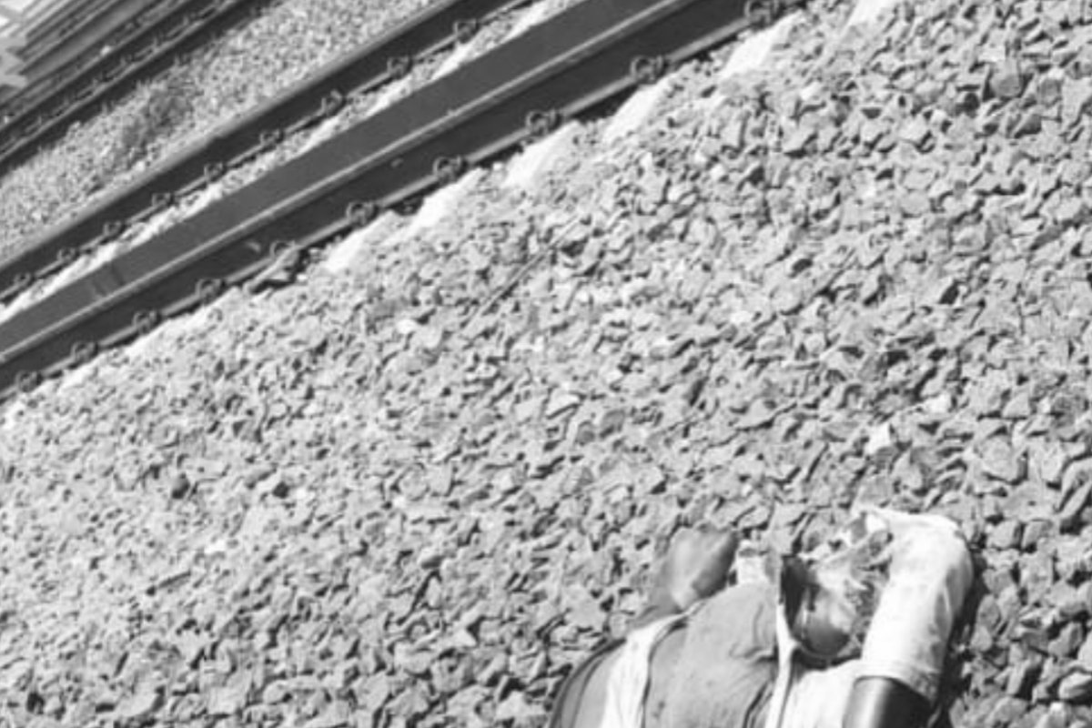 A young man from Chatra died a tragic death after being run over by a train in Andhra Pradesh; his helpless family has appealed for help to bring back his body.