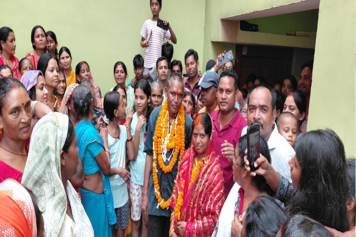 emotional story: Missing husband returns home after 20 years.