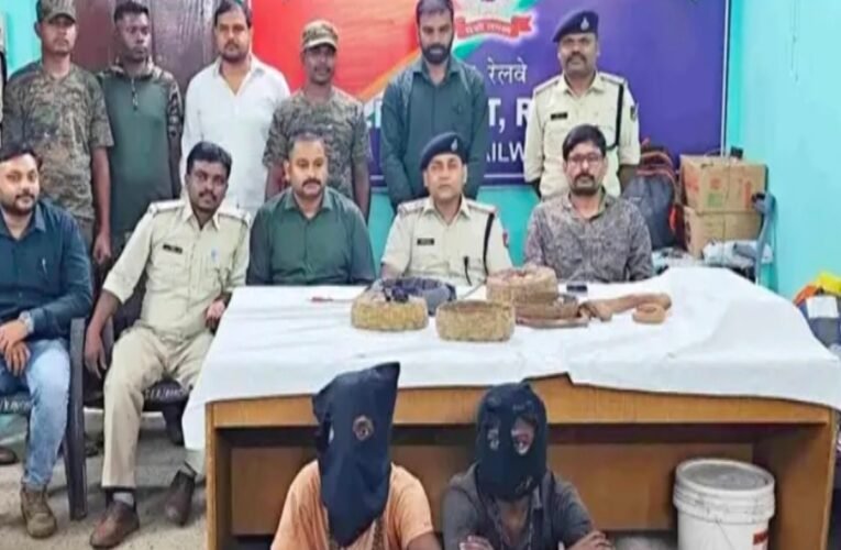 Two arrested with 5 live snakes at Ranchi railway station.