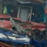 कोडरमा में श्रद्धालुओं से भरी बस और ट्रक की टक्कर, 12 वर्षीय बच्चे की मौत; 40-50 यात्री घायल Bus carrying pilgrims collides with truck in Koderma; 12-year-old child killed, 40–50 passengers injured.