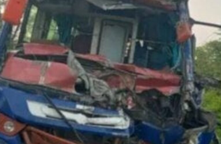 कोडरमा में श्रद्धालुओं से भरी बस और ट्रक की टक्कर, 12 वर्षीय बच्चे की मौत; 40-50 यात्री घायल