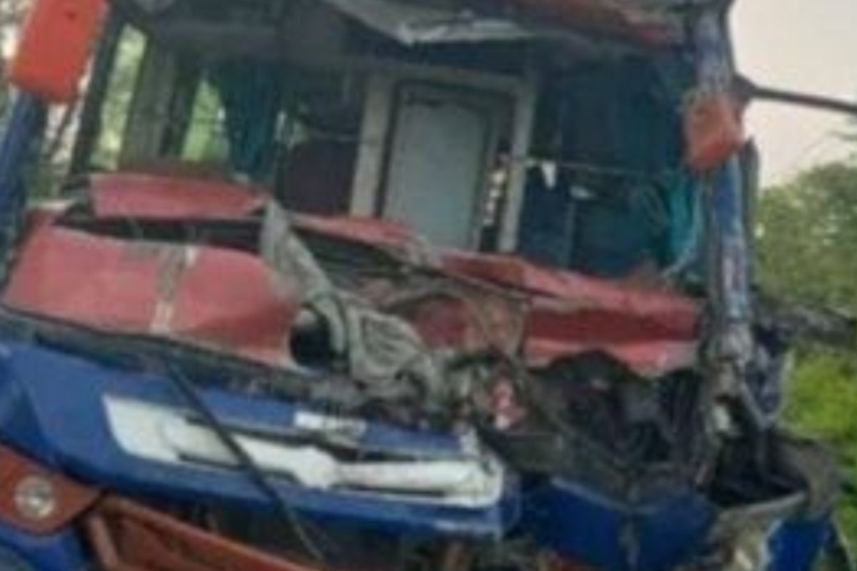 Bus carrying pilgrims collides with truck in Koderma; 12-year-old child killed, 40–50 passengers injured.