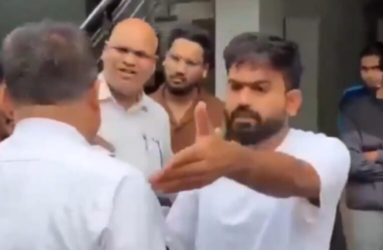 पुलिसकर्मी से ‘गेट आउट’ कहने पर विवाद, CJP संस्थापक अभिजीत दीपके के खिलाफ प्रदर्शन की चेतावनी