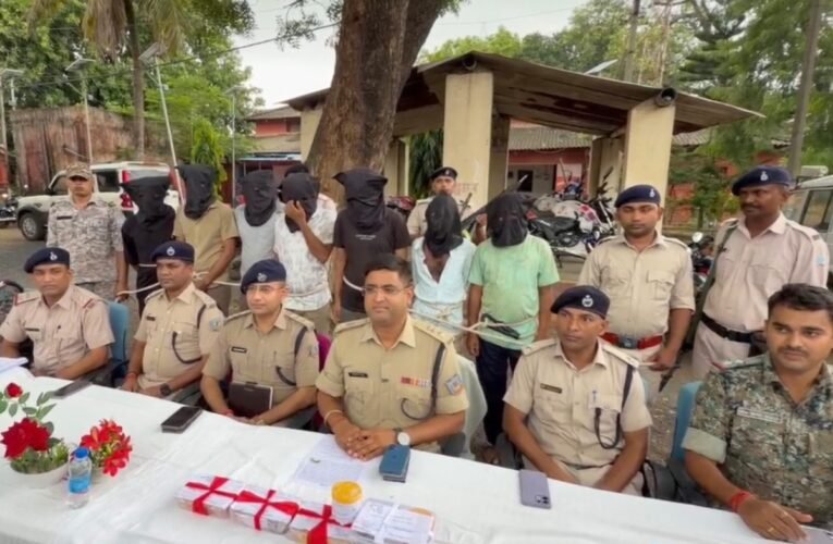 Bengal Jewellers robbery case in Godda solved, seven arrested; jewelry stolen from various districts recovered.