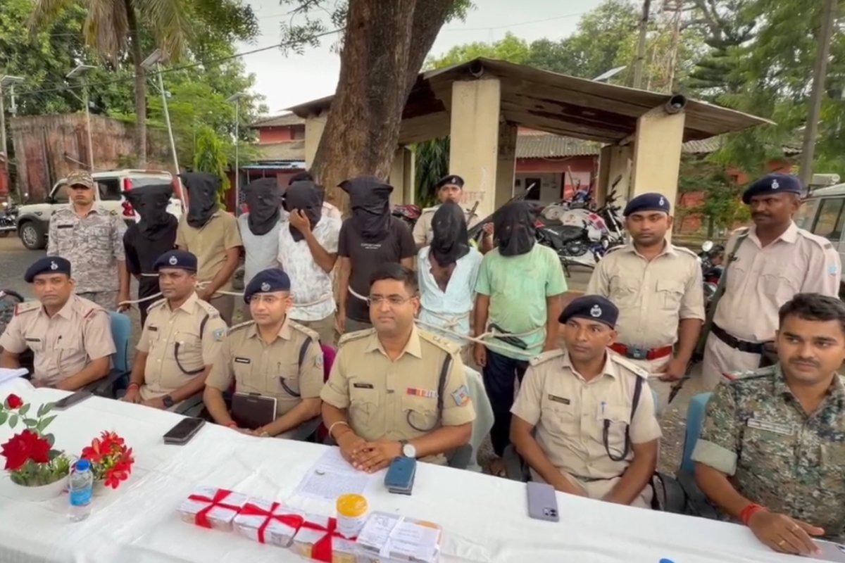 Bengal Jewellers robbery case in Godda solved, seven arrested; jewelry stolen from various districts recovered.