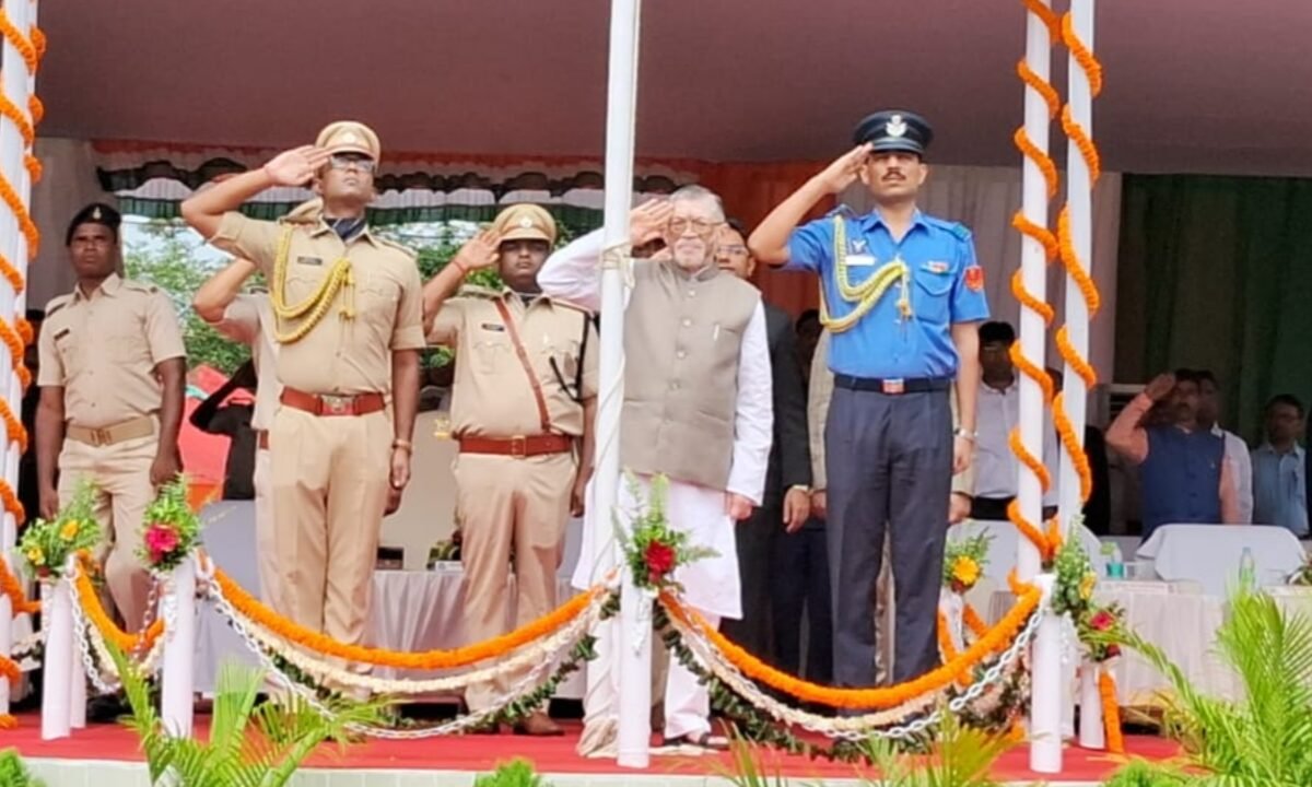 Governor Santosh Kumar Gangwar hoisted the flag in Dumka; stated that the future of the state and the country lies in the hands of the youth.