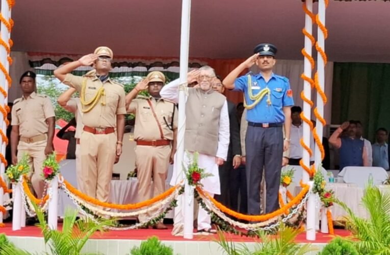Governor Santosh Kumar Gangwar hoisted the flag in Dumka; stated that the future of the state and the country lies in the hands of the youth.