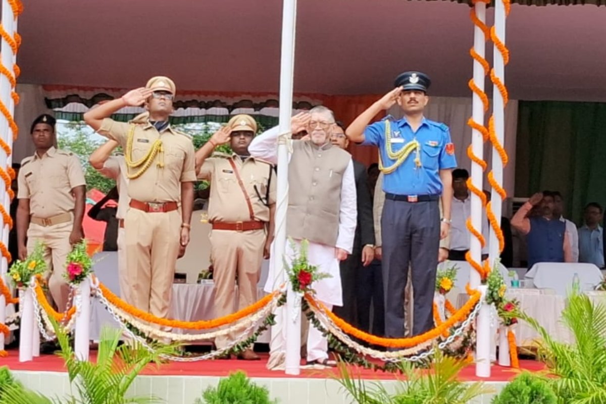 Governor Santosh Kumar Gangwar hoisted the flag in Dumka; stated that the future of the state and the country lies in the hands of the youth.
