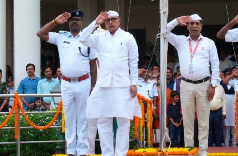 विधानसभा में ध्वजारोहण के दौरान बोले रवींद्र नाथ महतो- विकास के साथ सामाजिक समता और न्याय भी जरूरी