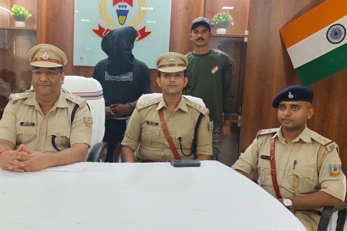 1,050 kg of poppy husk seized in Chatra; one smuggler arrested; the consignment was being transported to Punjab by truck.