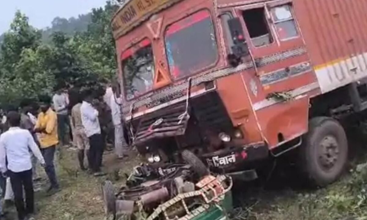 Horrific road accident in Latehar; auto-rickshaw crushed under a container; reports indicate more than six deaths.