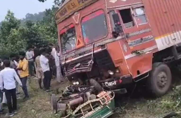 Horrific road accident in Latehar; auto-rickshaw crushed under a container; reports indicate more than six deaths.