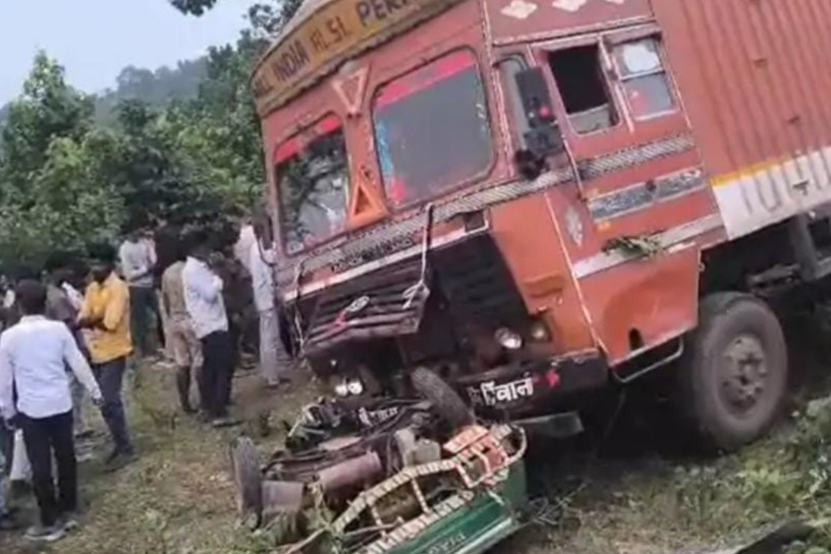Horrific road accident in Latehar; auto-rickshaw crushed under a container; reports indicate more than six deaths.
