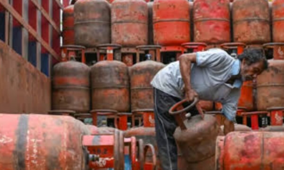 Today is the last deadline for LPG e-KYC! Failure to complete it could lead to issues regarding the subsidy and the availability of cylinders at domestic rates.
