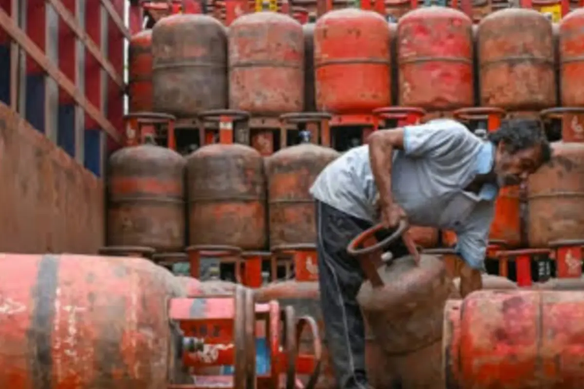 Today is the last deadline for LPG e-KYC! Failure to complete it could lead to issues regarding the subsidy and the availability of cylinders at domestic rates.