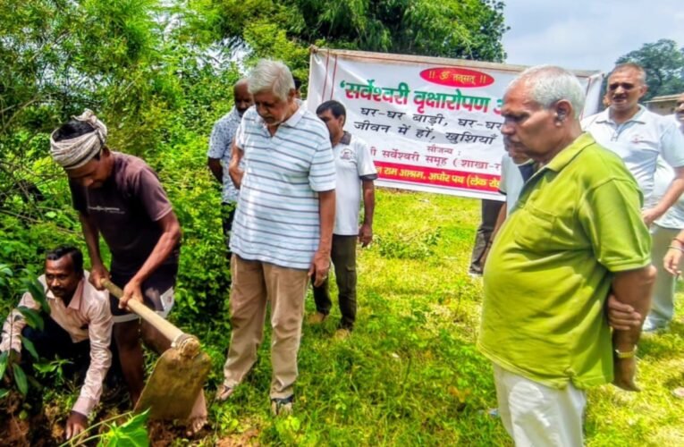 Shri Sarveshwari Samooh distributed and planted 255 saplings in Hutri.