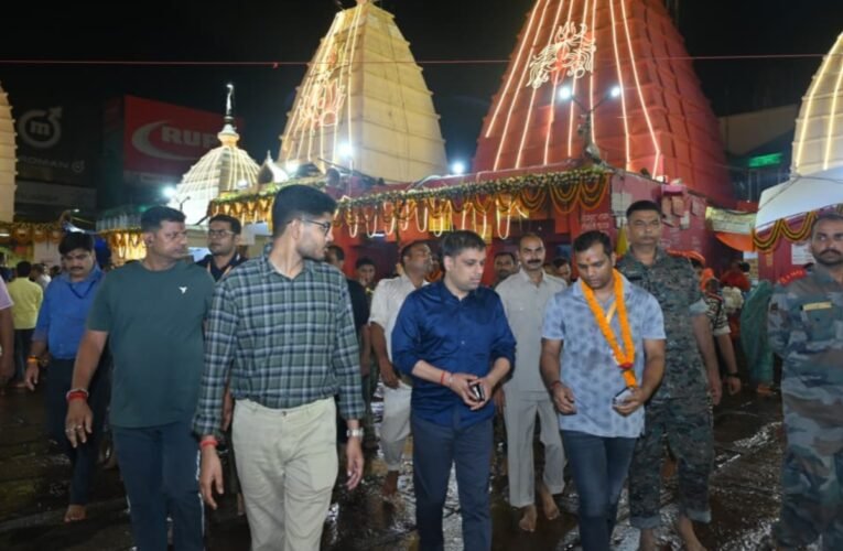 Crowd of devotees surges in Deoghar ahead of the third Monday; administration on alert; DC and SP review arrangements.