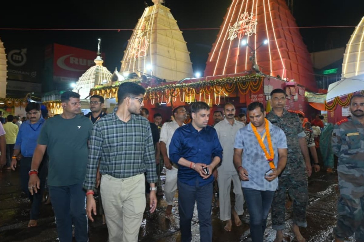 Crowd of devotees surges in Deoghar ahead of the third Monday; administration on alert; DC and SP review arrangements.