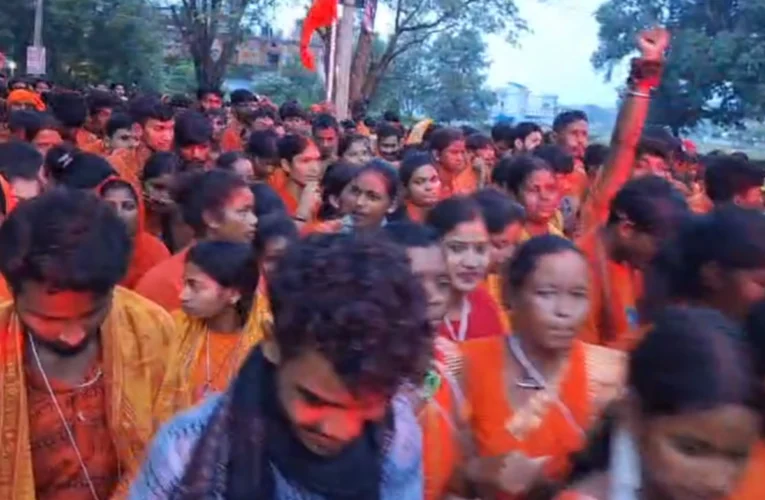Simdega immersed in devotion to Lord Shiva; thousands of Kanwariyas walked 80 km to reach Sarna Mahadev Dham.