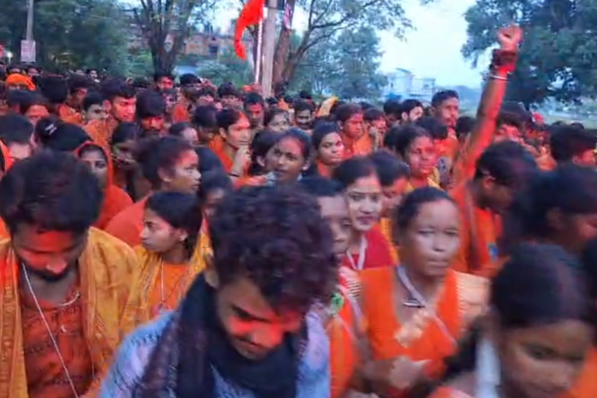 Simdega immersed in devotion to Lord Shiva; thousands of Kanwariyas walked 80 km to reach Sarna Mahadev Dham.