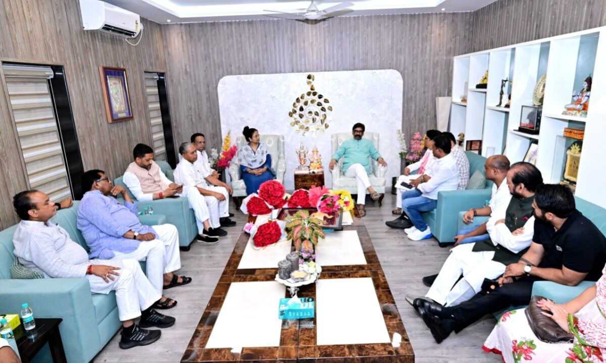 Congress leaders meet Hemant Soren