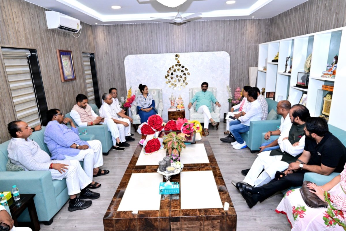 Congress leaders meet Hemant Soren
