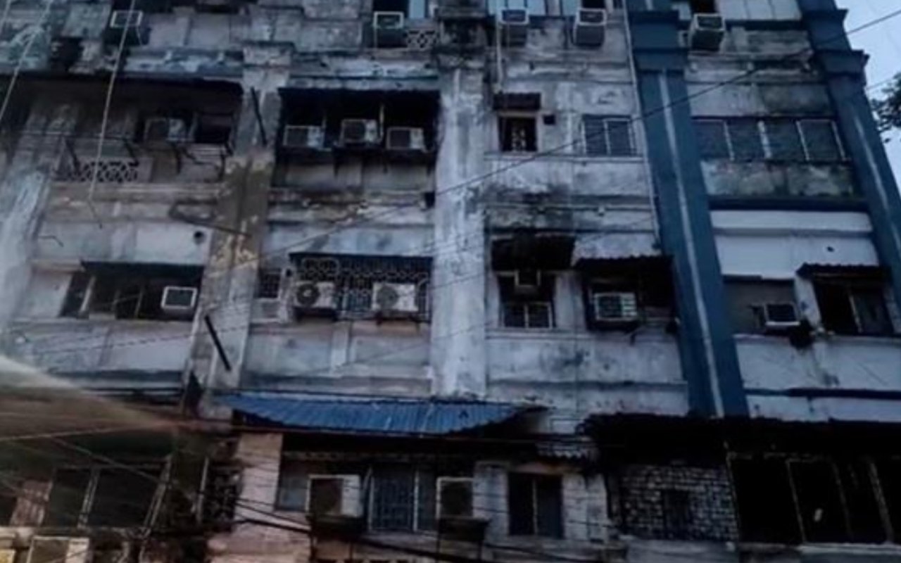 Massive fire at a Kolkata hotel; 9 dead, six injured; AC blast suspected.