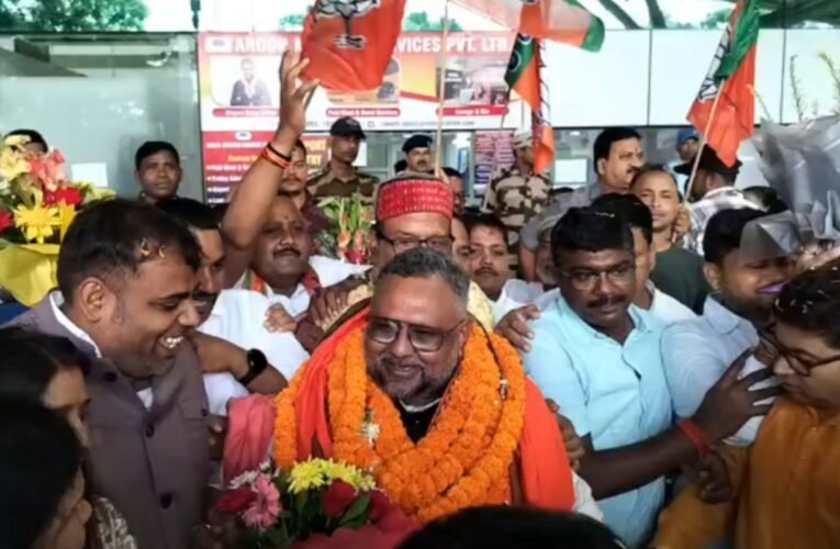 Dr. Pradeep Verma arrived in Ranchi after becoming National Secretary; party workers gave him a rousing welcome.