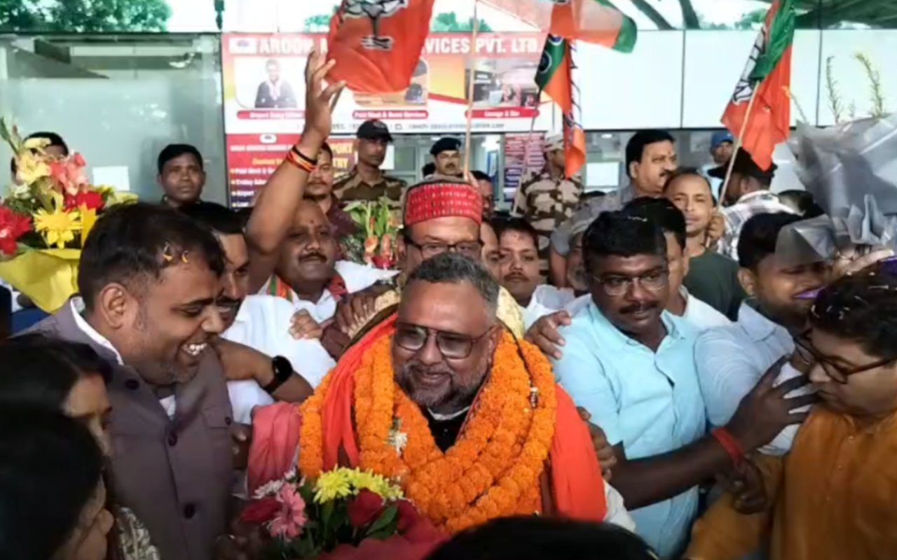 Dr. Pradeep Verma arrived in Ranchi after becoming National Secretary; party workers gave him a rousing welcome.