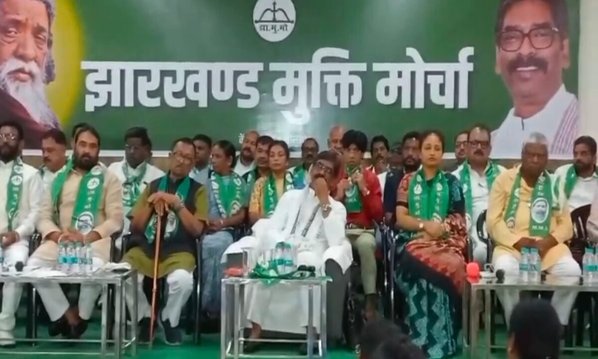 A crucial meeting chaired by CM Hemant Soren has begun.