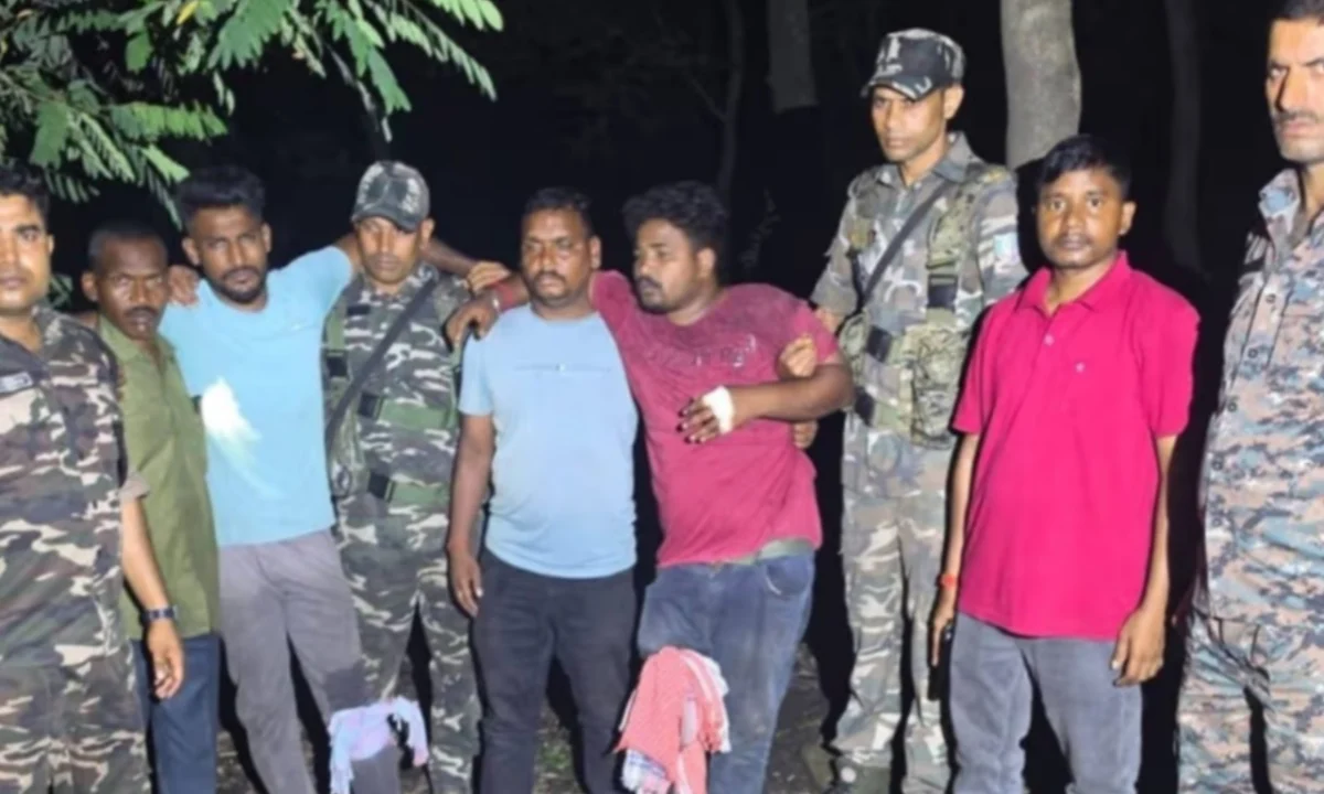 Encounter between police and criminals in Giddi; two miscreants injured, one fled into the forest.
