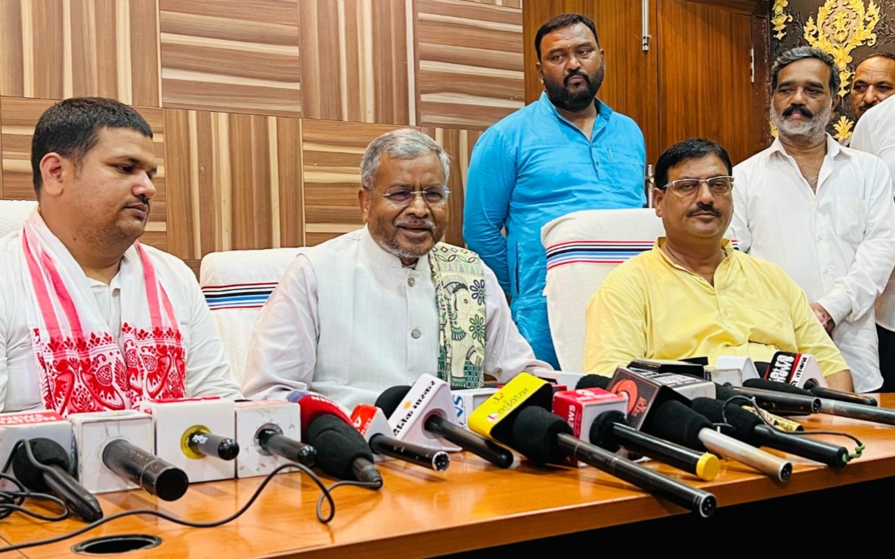 Babulal Marandi lashes out at the government over the attack on students; demands a CBI probe.