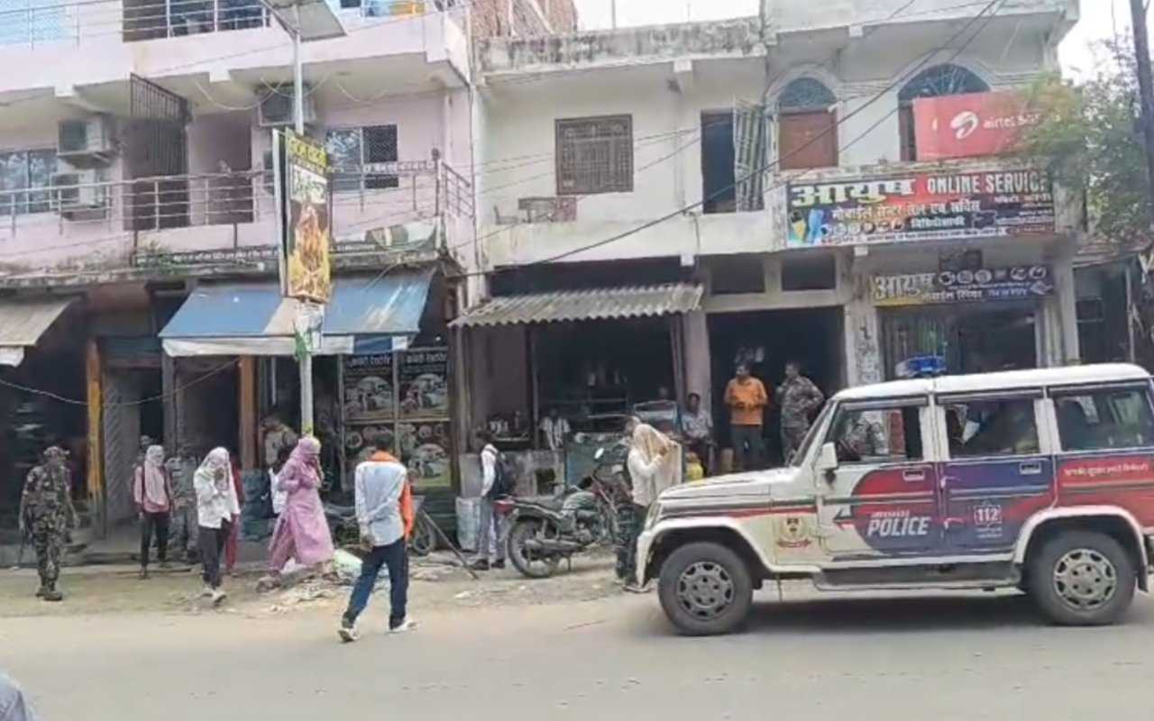Sex racket busted in Chatra; 12 arrested, including five young women.