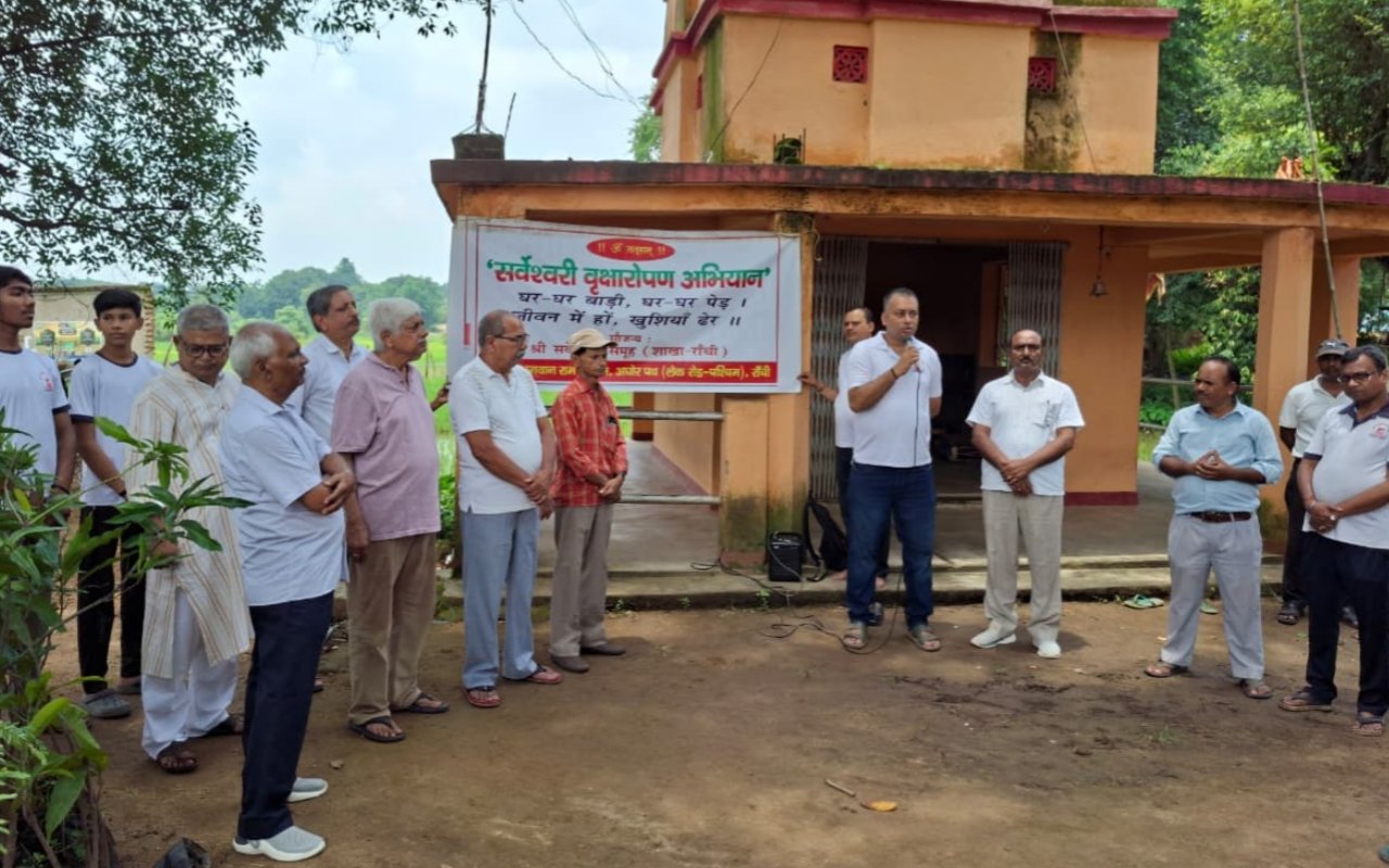 Shri Sarveshwari Samuh distributed and planted 237 saplings in Karra.