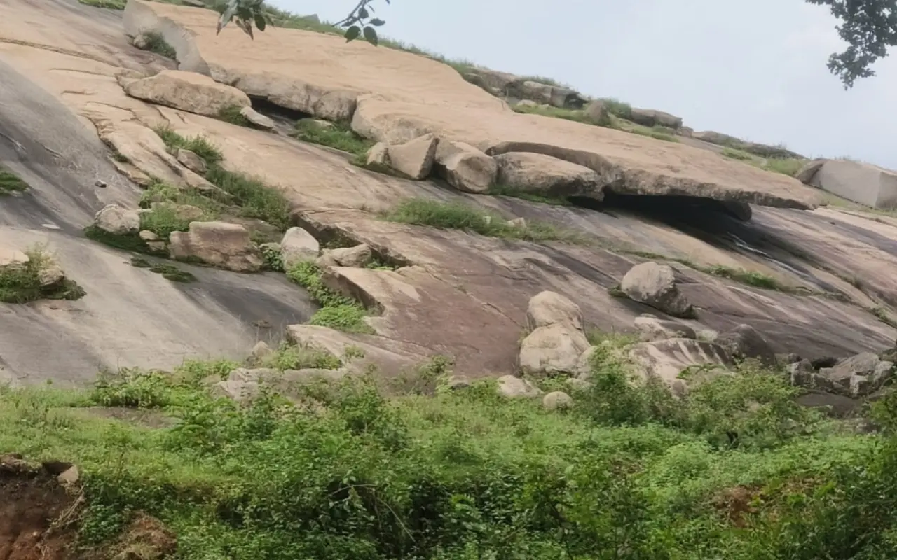 A unique attraction hidden amidst the rocky cliffs of Ramnavami; the administration's initiative could transform the face of Kolebira.