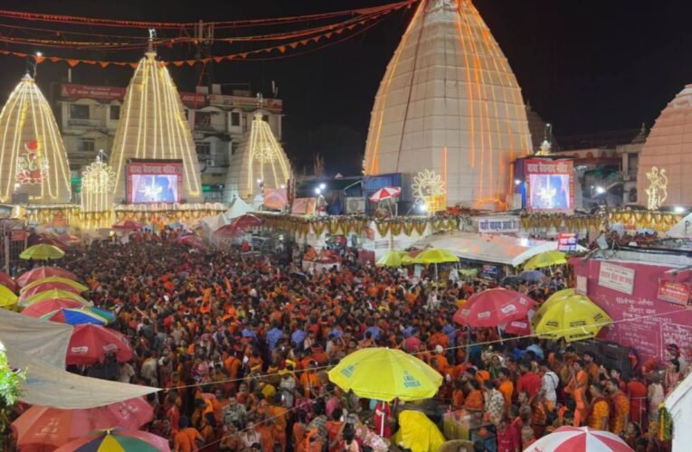 Deoghar immersed in devotion to Lord Shiva on the final Monday; the queue of Kanwariyas extended up to Nandan Pahar.