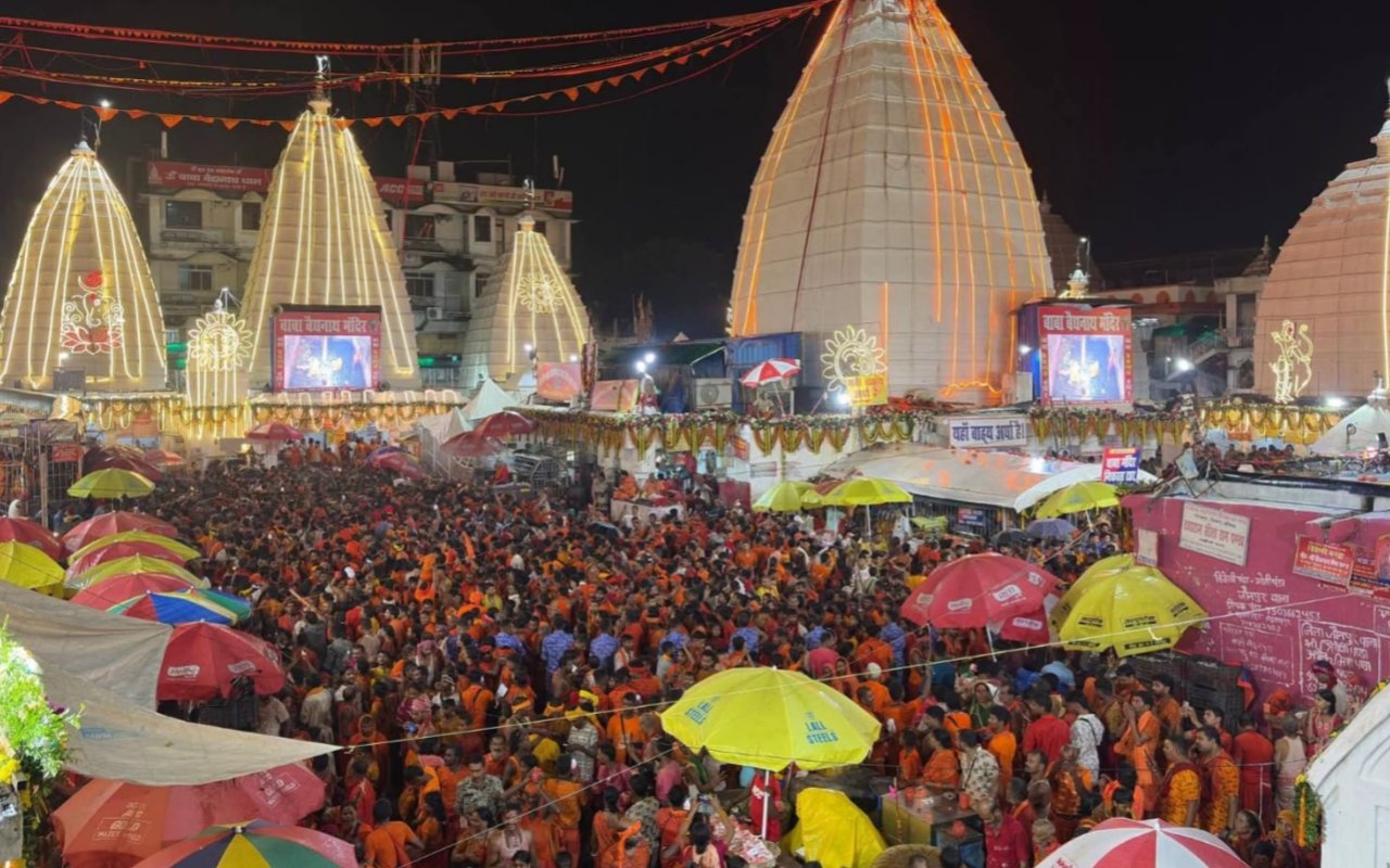 Deoghar immersed in devotion to Lord Shiva on the final Monday; the queue of Kanwariyas extended up to Nandan Pahar.