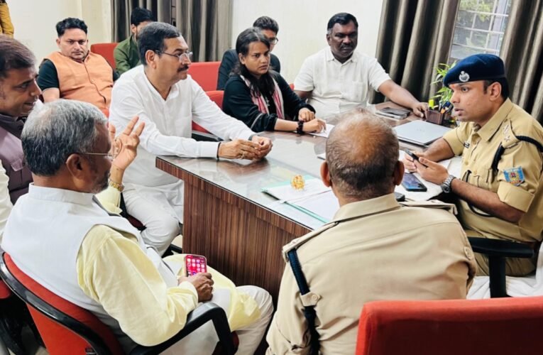 Babulal Marandi warned the government, stating that if FIRs are not lodged against JMM workers, magistrates would be gheraoed starting August 25.