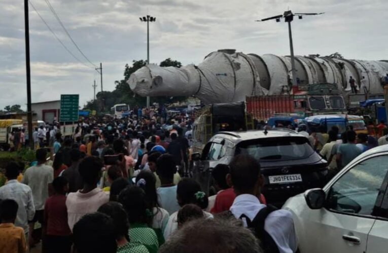 A colossal truck with over 300 wheels arrived at the Gumla bypass; crowds flocked to catch a glimpse.