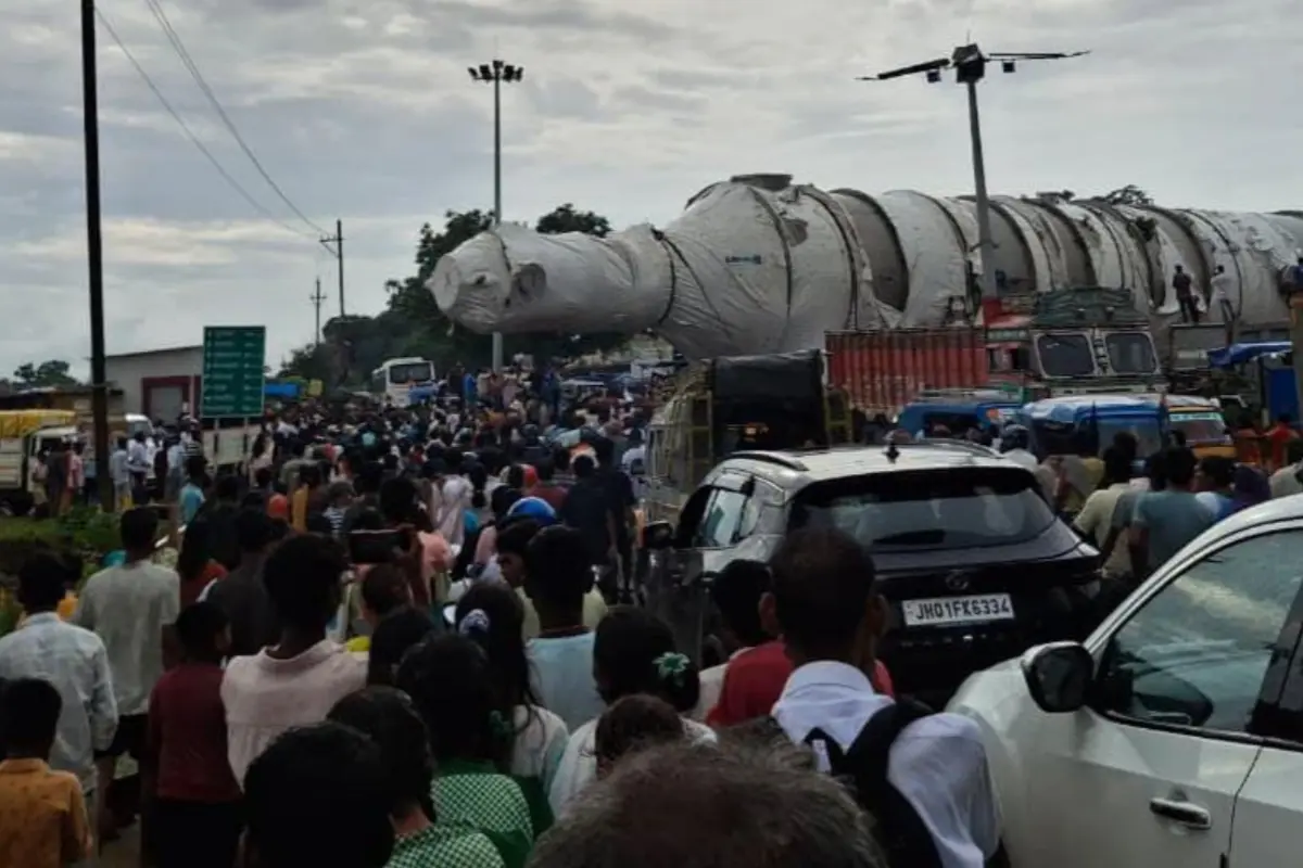 A colossal truck with over 300 wheels arrived at the Gumla bypass; crowds flocked to catch a glimpse.