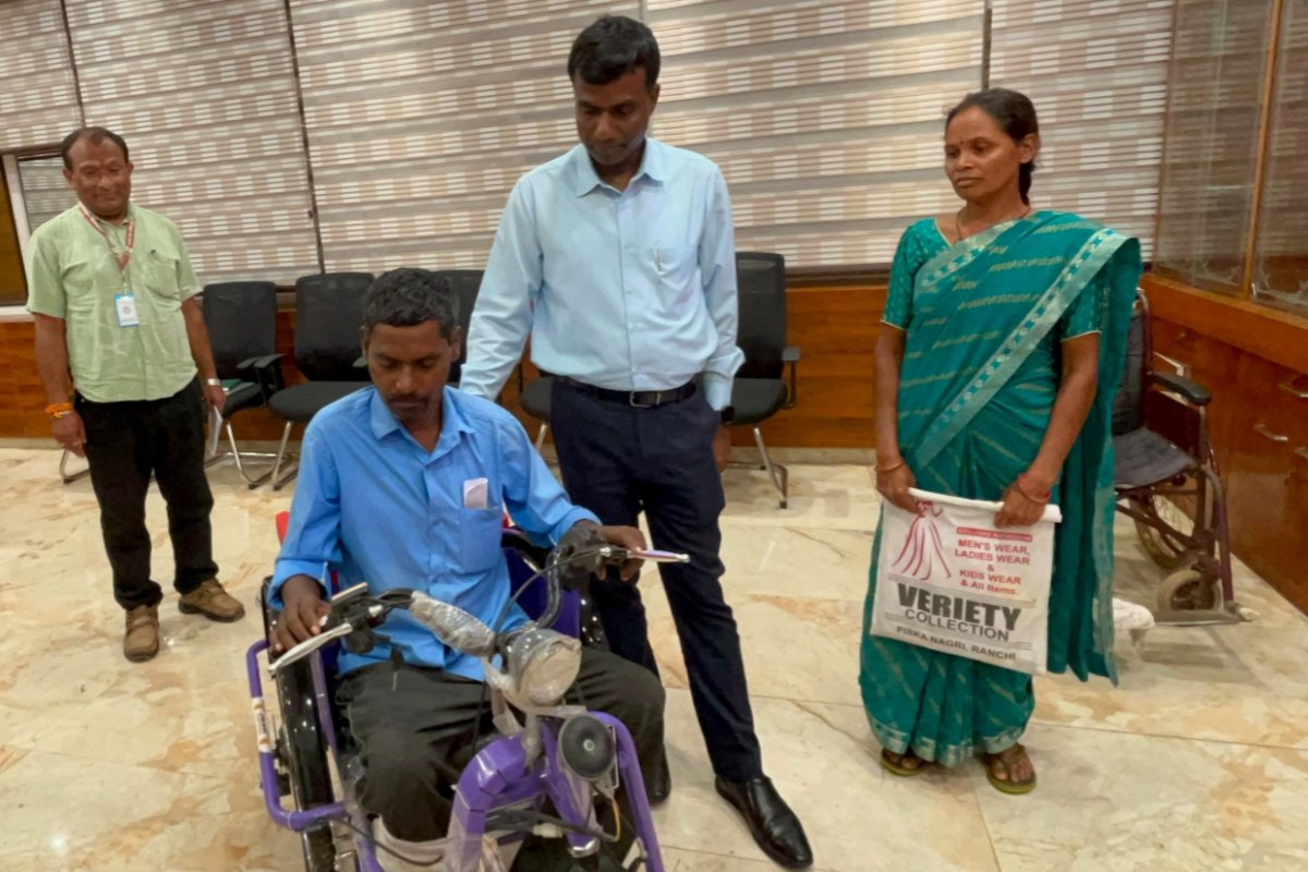 Differently-abled person receives electric tricycle at 'Janata Darbar'; orders issued to investigate medical negligence.