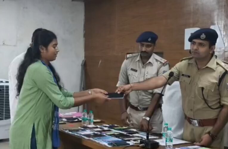 Smiles return to the faces of 100 people; Ranchi Police recover stolen and lost mobile phones.